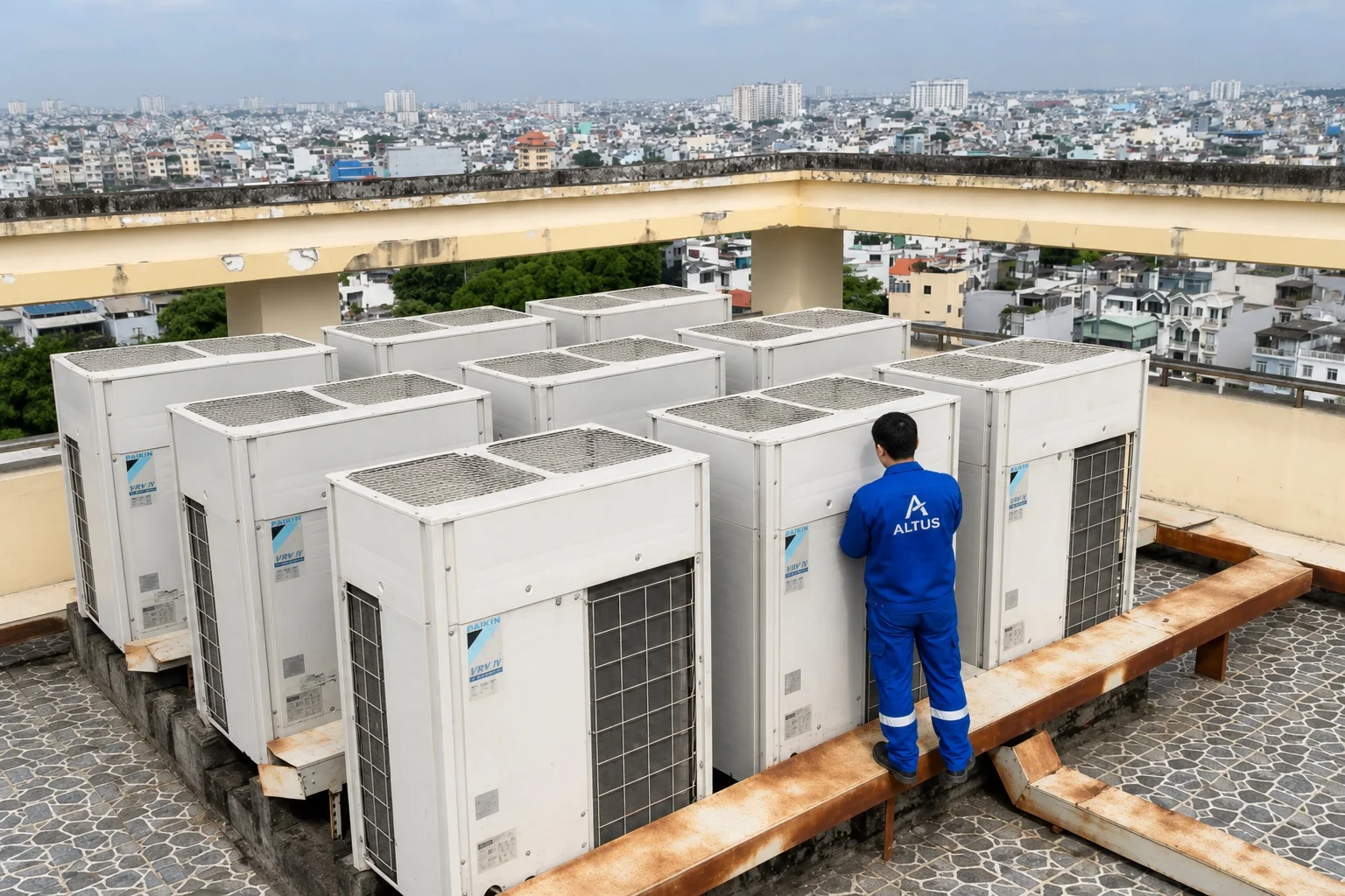Kỹ thuật viên ALTUS bảo trì máy lạnh